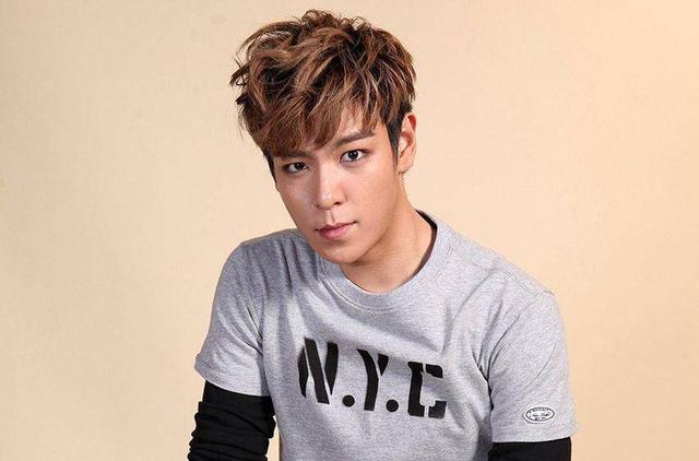 top退伍首晒与权志龙合照,默默送生日祝福,并肩背影惹哭粉丝