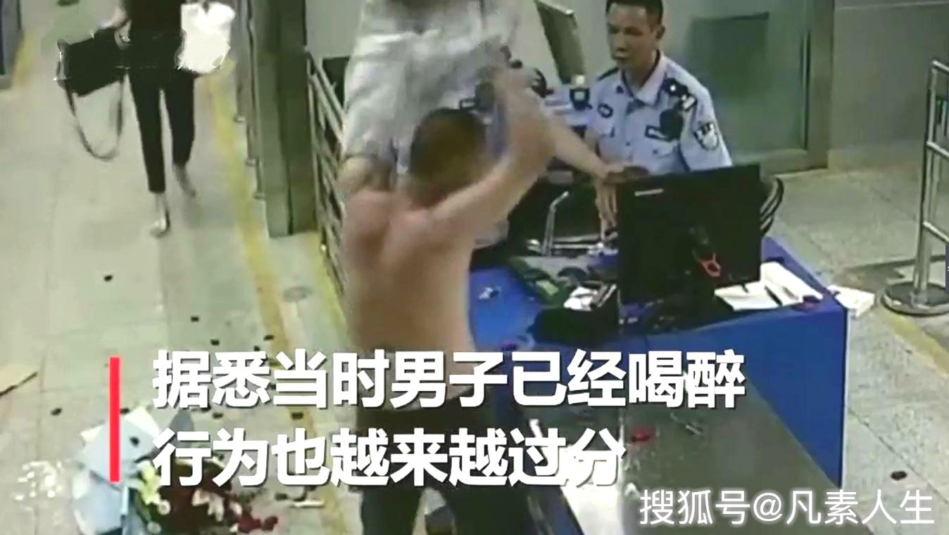 醉酒男入境闯关闹事,当众脱衣,用拖鞋狂扇妻子,民警:冷静一点