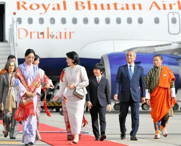日本皇太子一家三口抵达不丹!13岁小王子笑开花,不丹公主惊艳了