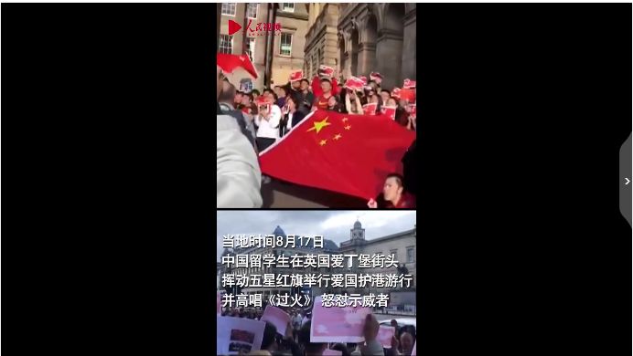 现场留学生们高举国旗齐声合唱《过火》