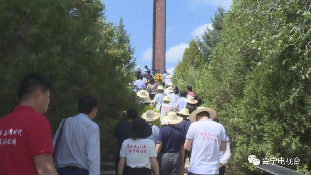 壮丽70年61奋斗新时代记者再走长征路大墩梁上埋忠骨缅怀英烈再出发