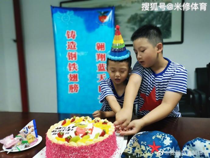 原创邹市明妻子生下三胎，二儿子六岁生日参加军训，美国国籍引质疑