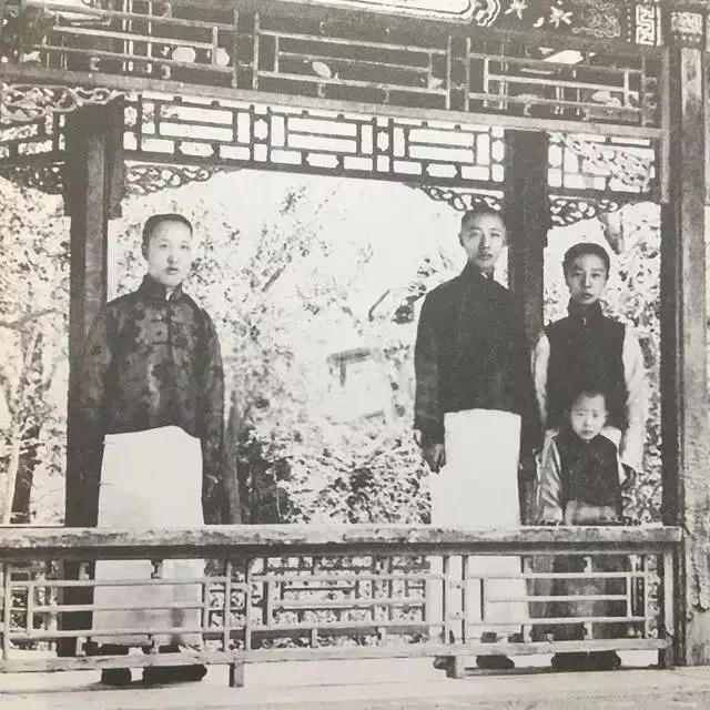 1899年,慈禧册立载漪的十五岁儿子溥儁为大阿