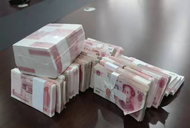 自贡一男子报警称放在摩托车尾箱里的41万元现金被盗,而这笔钱是20多
