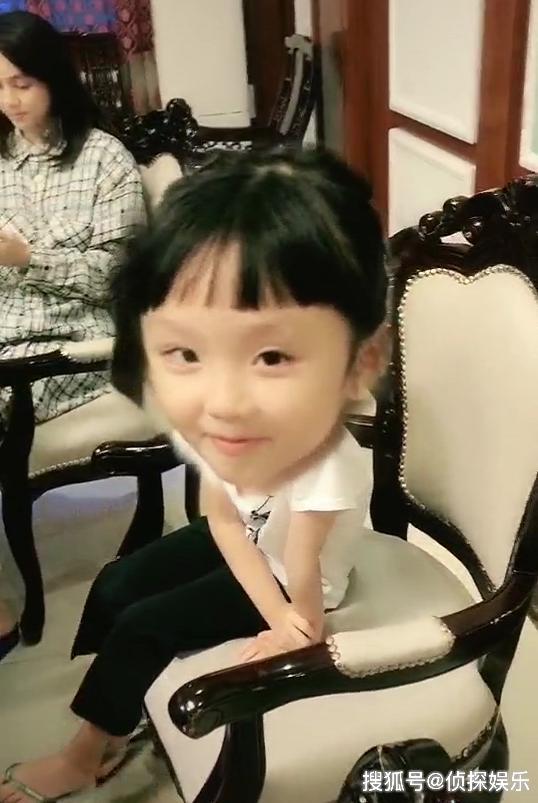 洪欣罕见晒张丹峰视角与女儿齐变大头娃娃彤彤超像爸爸