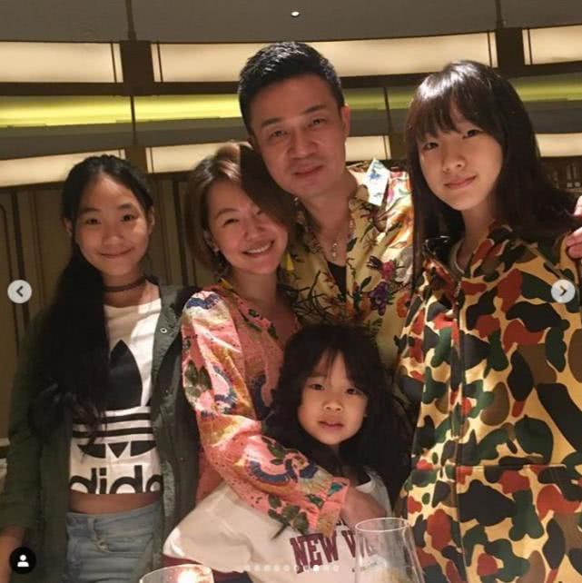 小s一家五口去旅游与老公穿情侣鞋超甜蜜许雅钧甜搂爱妻同框