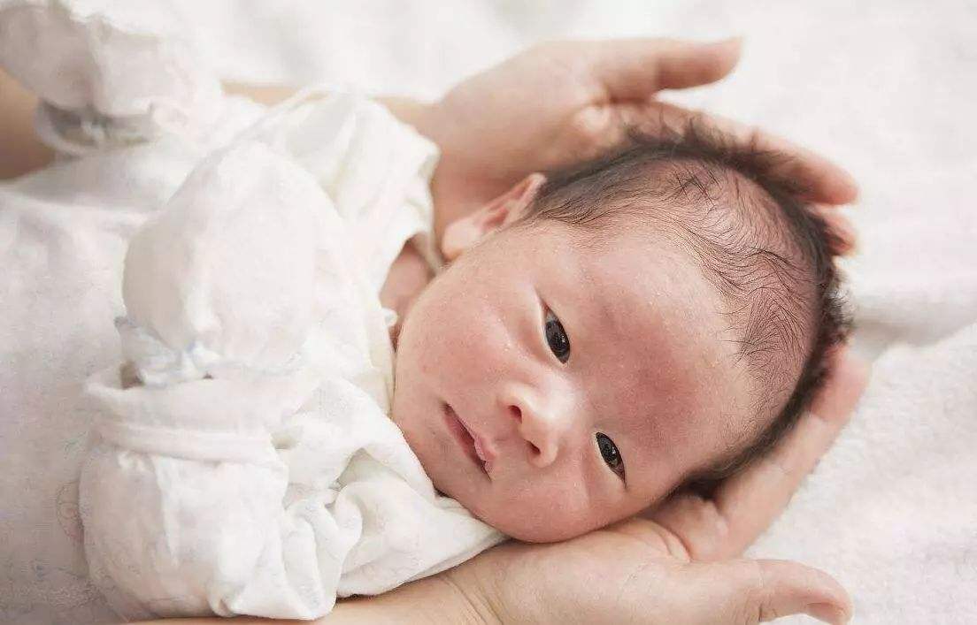 「新宝宝树育儿课堂」题 坐月子期间宝宝睡着了可以洗澡吗？宝宝洗澡的水温多少度合适？
