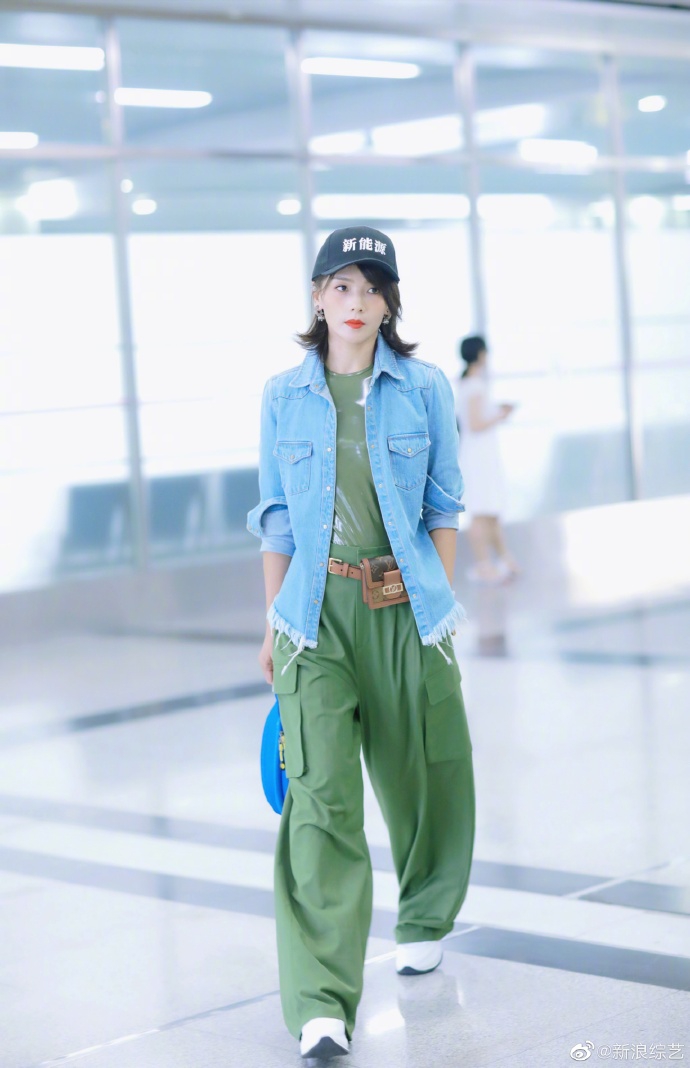 刘涛阔腿裤尽显超飒长腿 轮胎包新能源棒球帽