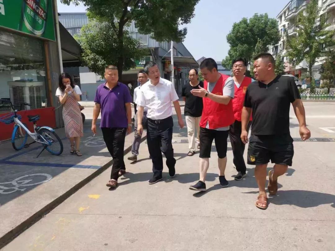 市市场监管局党委委员金跃军带队到秋滨菜场督导文明城市创建工作.