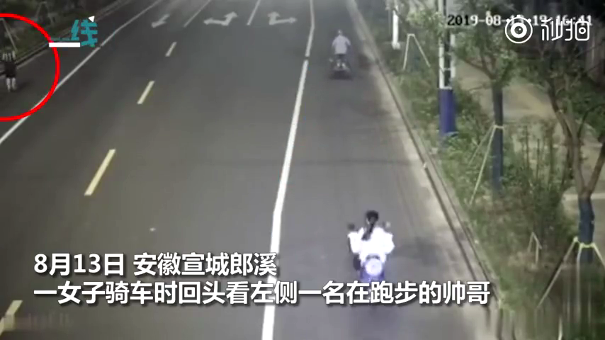 女子骑电驴一心看旁边帅哥,撞翻前面三轮车老人 九州体育备用网址