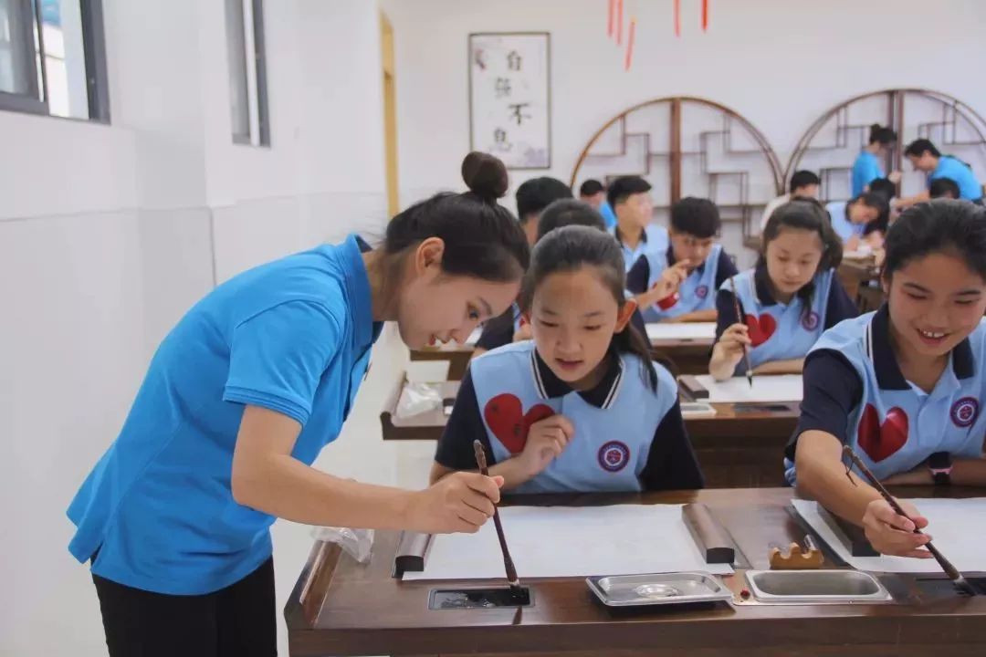书法课堂老师的讲解与示范