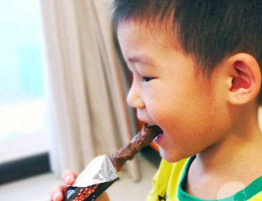                     秋季零食“黑榜”出炉，这5种零食打死都不能给娃吃，快扔掉！