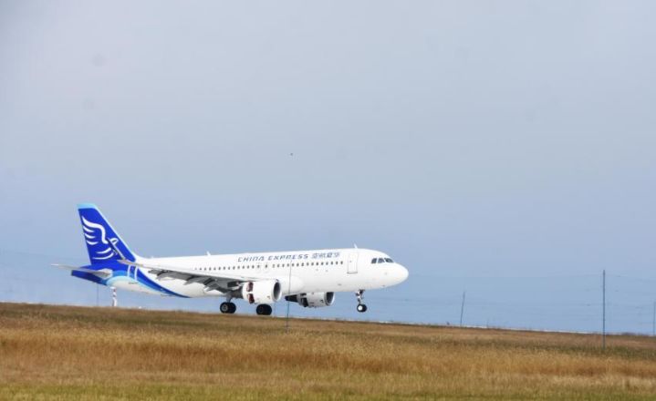 8月16日,华夏航空一架a320客机平稳着陆巫山机场,标志着重庆巫山机场