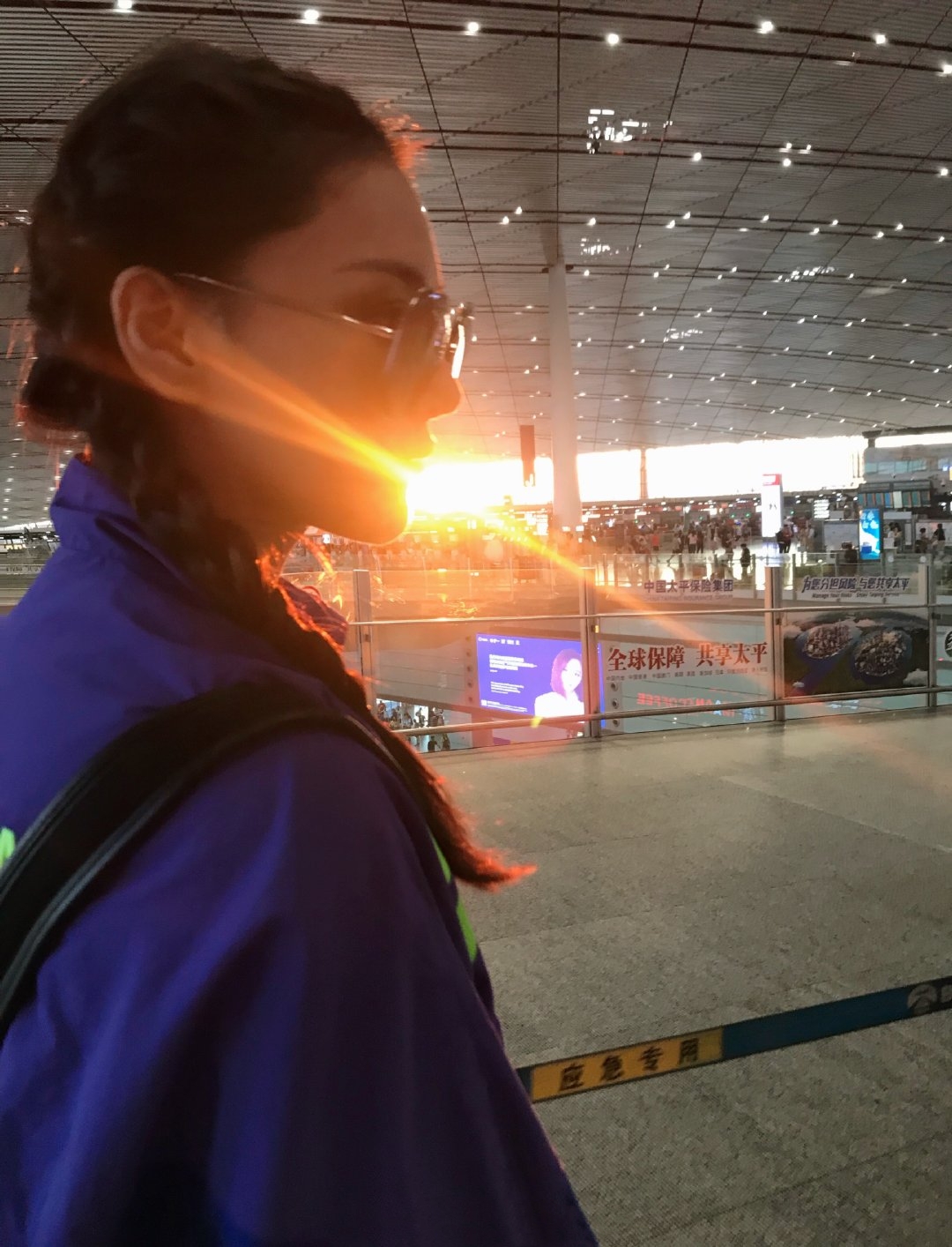 张馨予一身国牌走机场太刷好感,换拳击辫配短裙,漫画腿太吸睛了 兴发娱乐手机版客户端