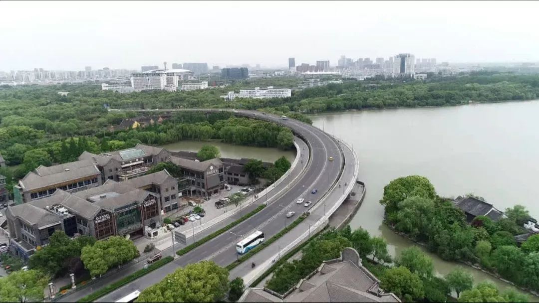 南湖核心区域为南湖路,南溪西路,海盐塘路,凌公塘路,花园路,沪杭铁路