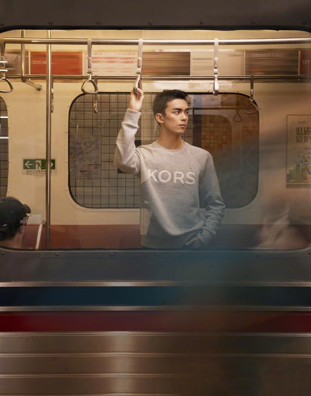 吴磊的地铁大片真的好绝,西装小短裤玩转雅痞