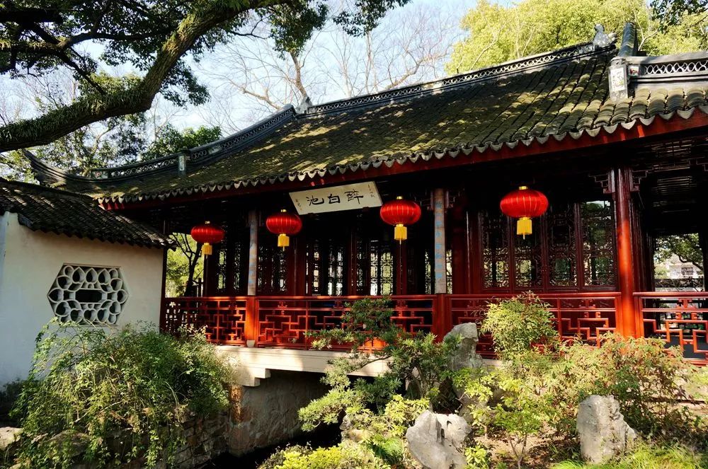 坐着程十发先生精品书画文化主题列车换乘9号线来松江旅游