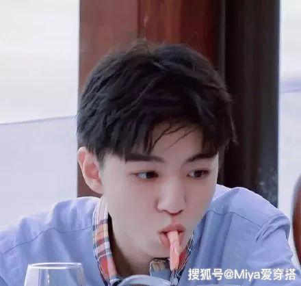 原创王俊凯真可爱穿绿色背心与小时候的自己撞衫帅气感更撩人