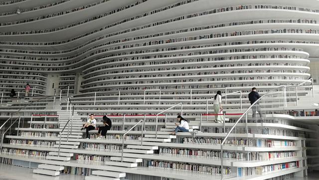 天津塘沽的网红打卡景点,一是最美图书馆 一是滨海航母主题公园