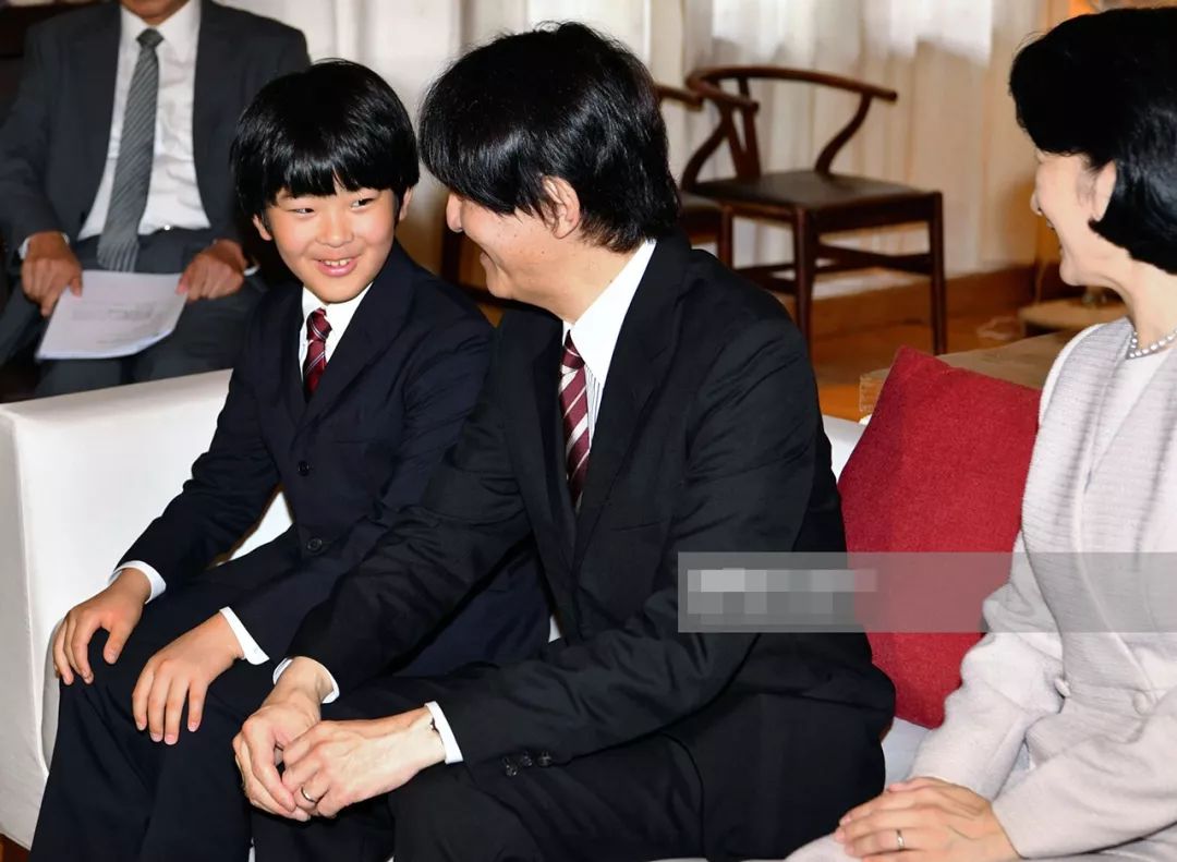 文仁亲王偷瞟镜头,悠仁王子眼神发呆,纪子妃一家在不丹心不在焉