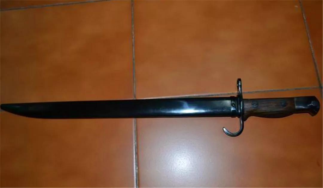 二战时日本三八式步枪带的刺刀有个钩子是做什么用的
