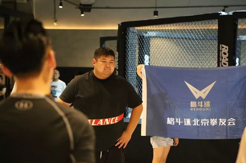 敖日格乐与拳迷一起狂欢,这次玩的有点嗨!