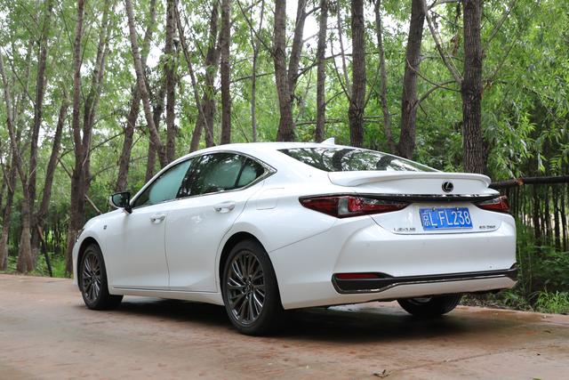 穿着运动服的绅士试驾雷克萨斯es260fsport