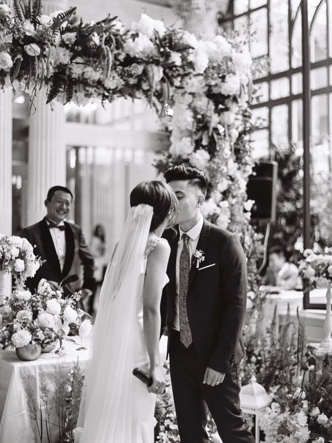 梦见前男友在婚礼前夜来访，情感未了的深层解析与心灵启示