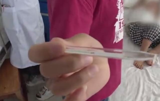                     两岁男童误吞水银，医生介绍一方法，简单实用