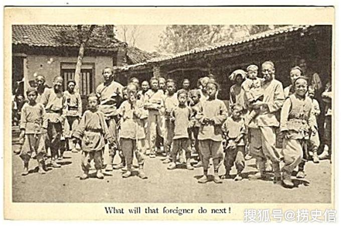 旧中国乡村(宗族)集会 1920年描绘了当时中国的农村居民,该明信片由