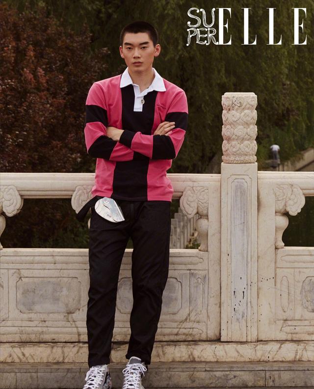 林依轮17岁小儿子为杂志拍写真,身材高大五官硬朗,像极了妈妈_林子轩