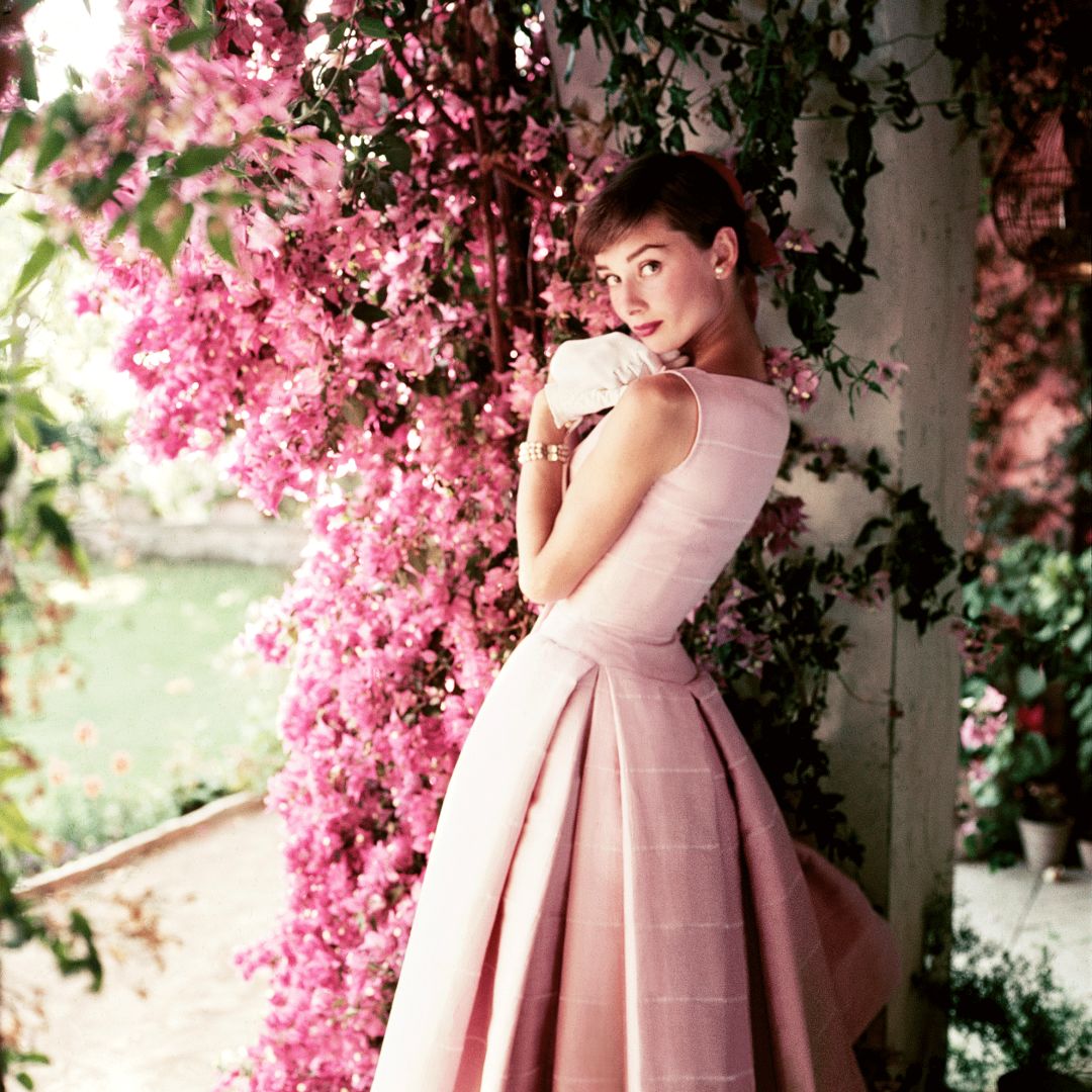 奥黛丽·赫本和她的巴黎小黑裙_搜狐网, image size:1080x1080