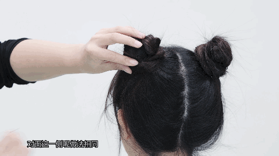 1先用卷发棒将发梢卷成规律的卷发step 2将