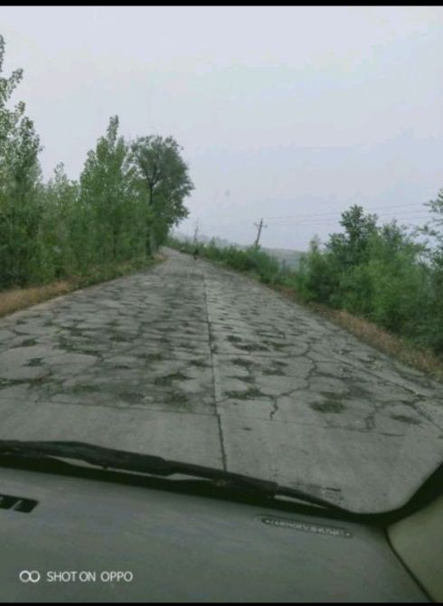 河南洛阳:伊川县鸦岭西道路损坏,修路一年迟未竣工