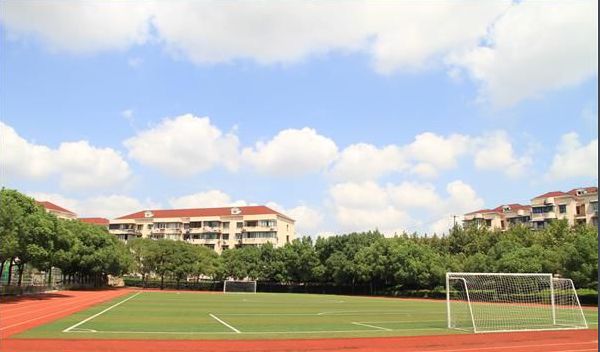 上海市新泾中学创办于1968年,2013年搬入新址——甘溪路280号,是一所