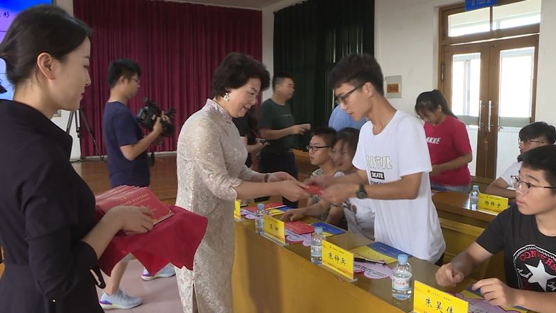 【暖新闻】这位爱心企业家资助贫困学子圆梦大学