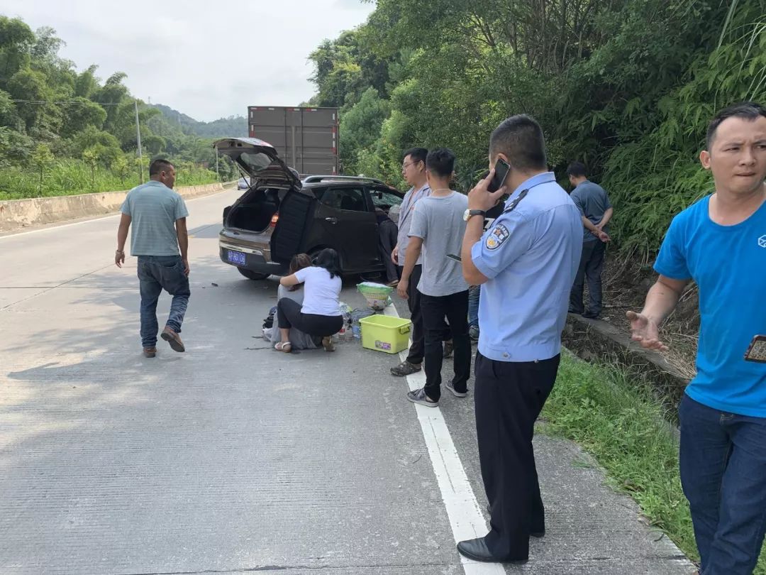 王斌因公出差去紫金,在途经省道河紫路黄塘曹坑村路段时看到前面发生