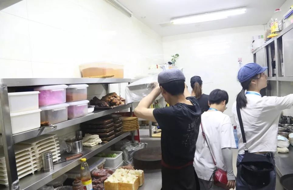 南龙大润发华联永康的大型商场餐饮店后厨检查市场君又双叒叕发现过期