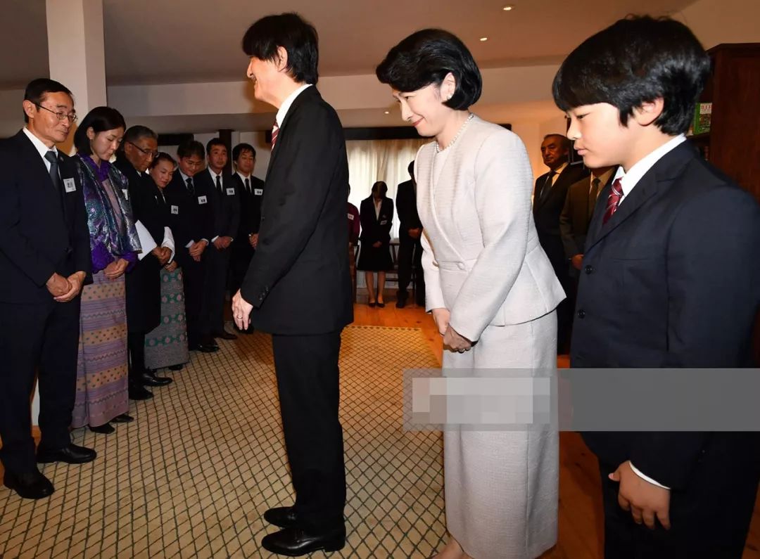 文仁亲王偷瞟镜头,悠仁王子眼神发呆,纪子妃一家在不丹心不在焉