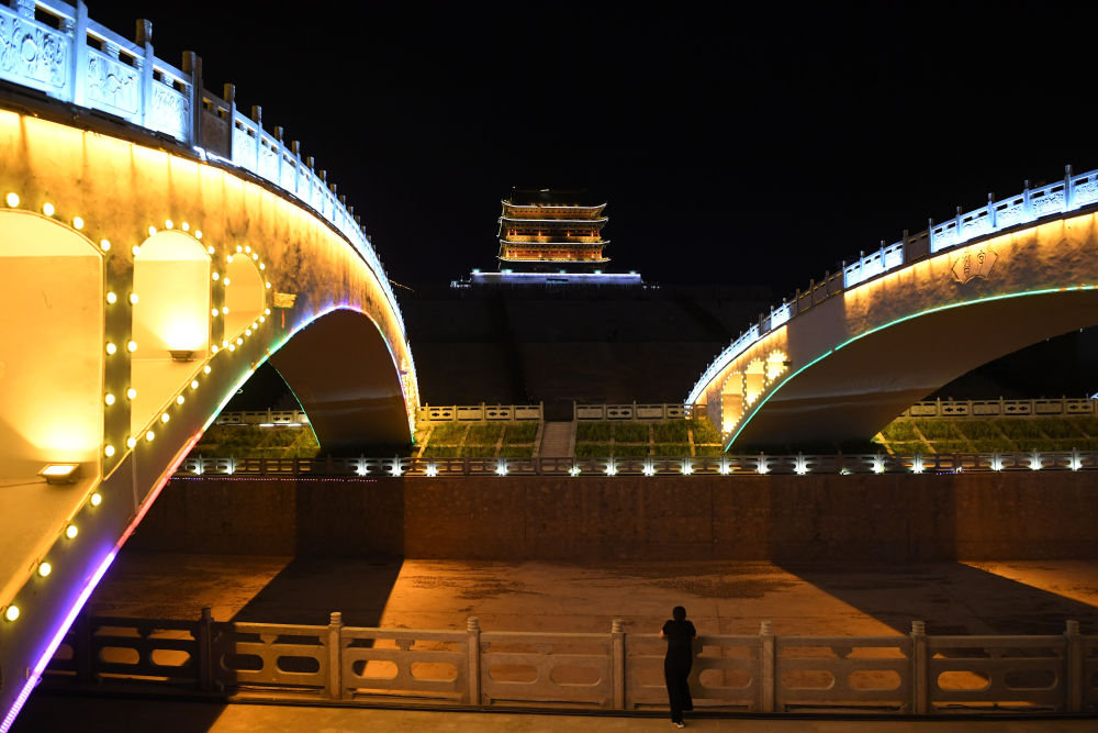 8月17日拍摄的会宁钟鼓楼夜景.新华社记者马宁摄