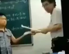重庆一培训机构老师疯狂打骂学生逼其下跪认错