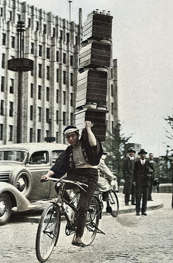 日本昭和时代送餐方式的照片走红,一人高的餐盒肩上扛