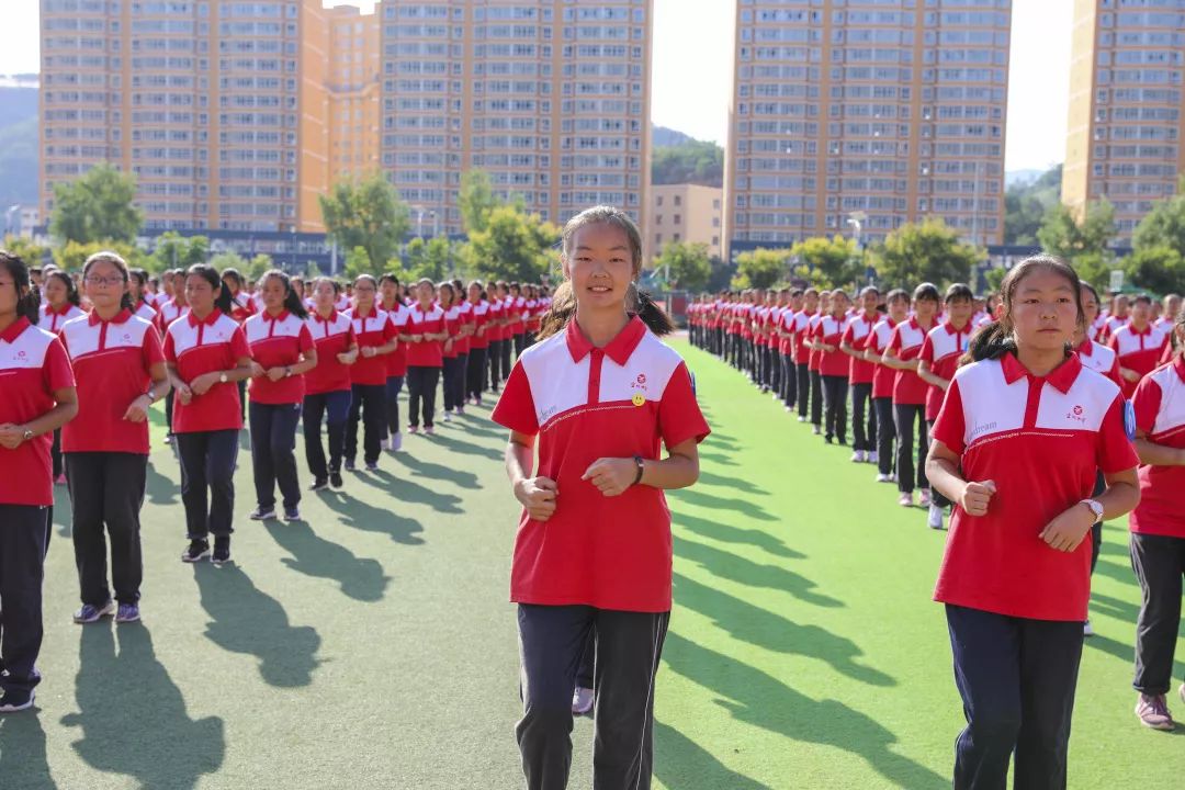 共享盛果千人相聚身穿红色校服在训练场上一起流汗的模样;让对方毫无