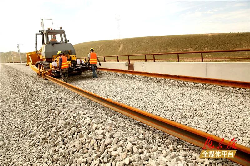 进行底砟摊铺 线路上砟 机养 焊轨放散 稳步推进线路提速 以日铺轨2