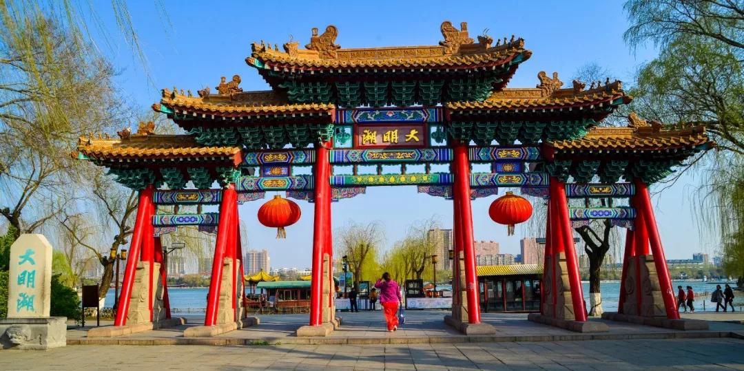 每天路过无数遍的大明湖牌坊你可知它的大名叫丹坊耀日