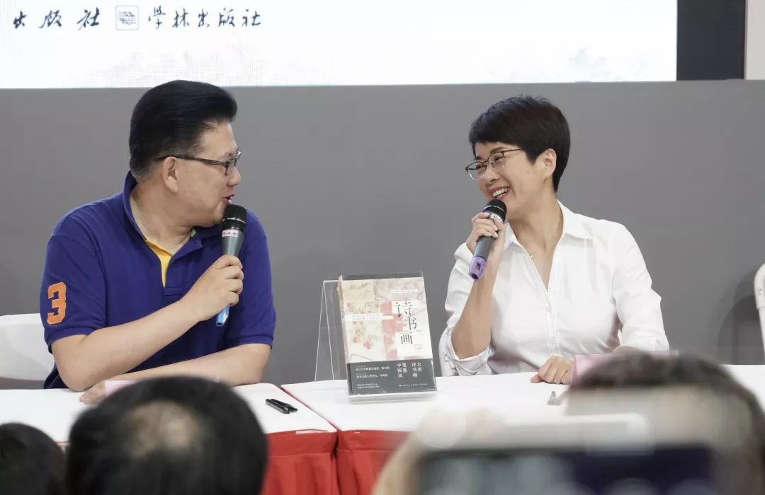 著名主持人曹可凡,印海蓉来到《诗书画》专场签售会,与众多热情观众