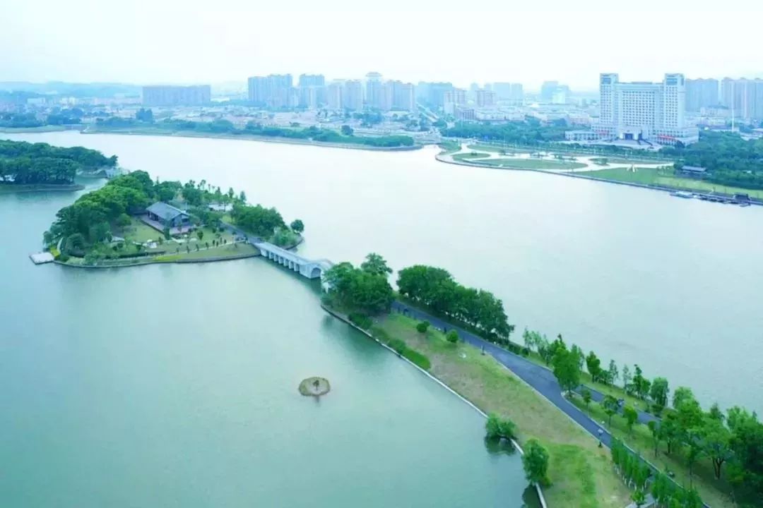 一江秋水,一群飞鸟 始丰溪孕育了一代又一代天台人,始丰湖公园则给了