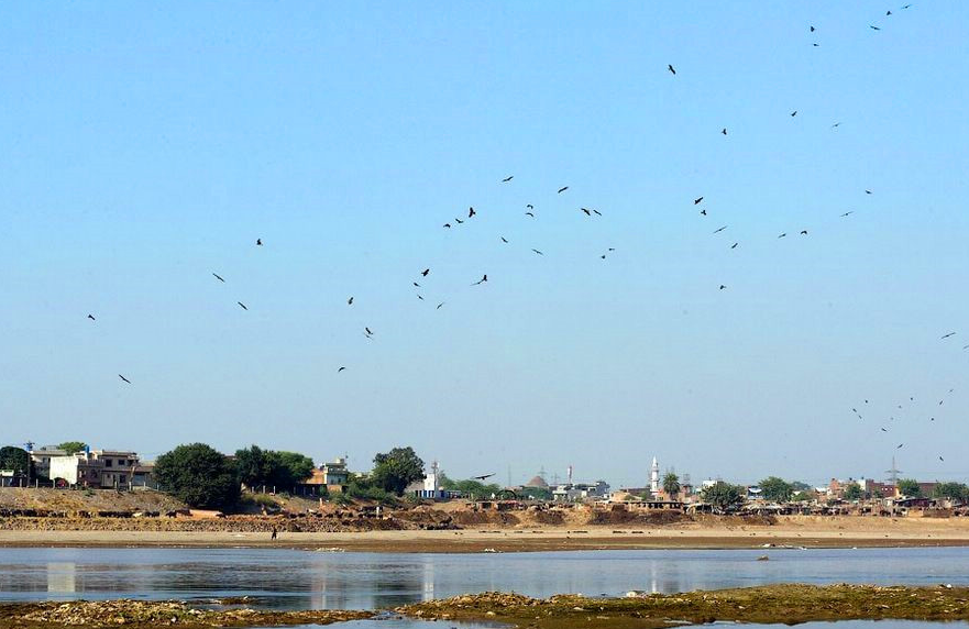 这个国家和中国关系最铁,贫民却穷得把垃圾当