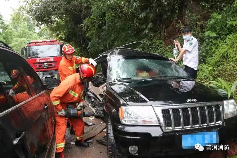 思澜公路发生车祸,3人被困,其中1人死亡