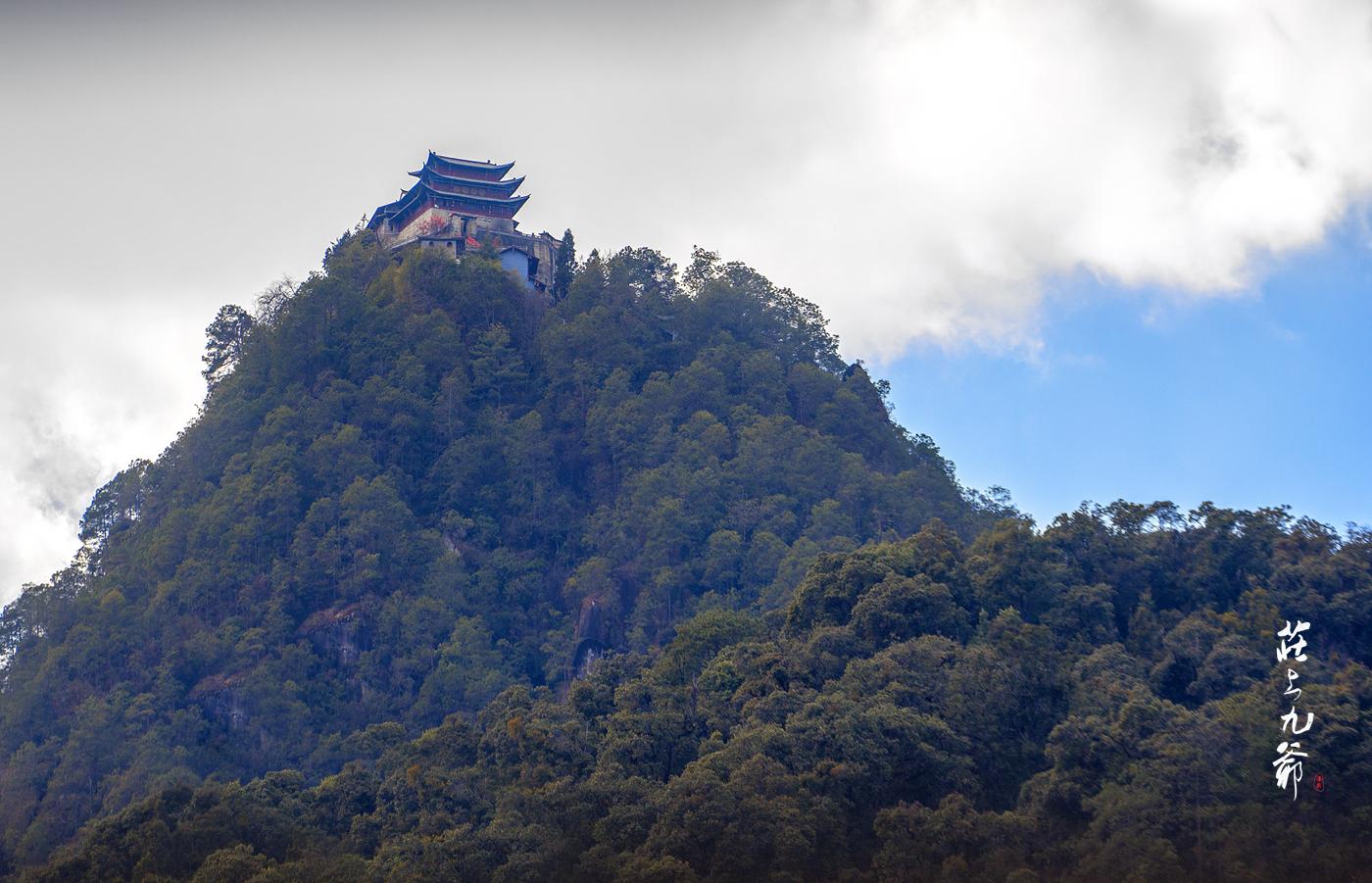 原创仙云缭绕的云峰山长满了仙草立锥之地的山峰上还有座老庙